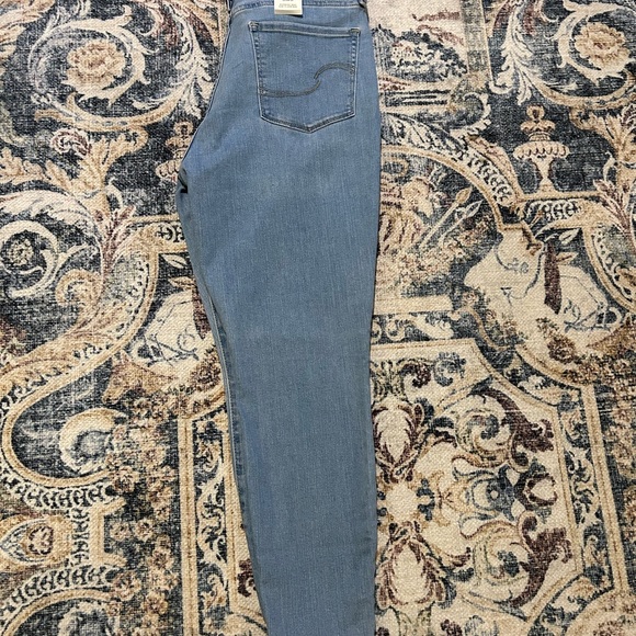 Levi’s Signature Mid Rise Skinny Jeans - Picture 5 of 10
